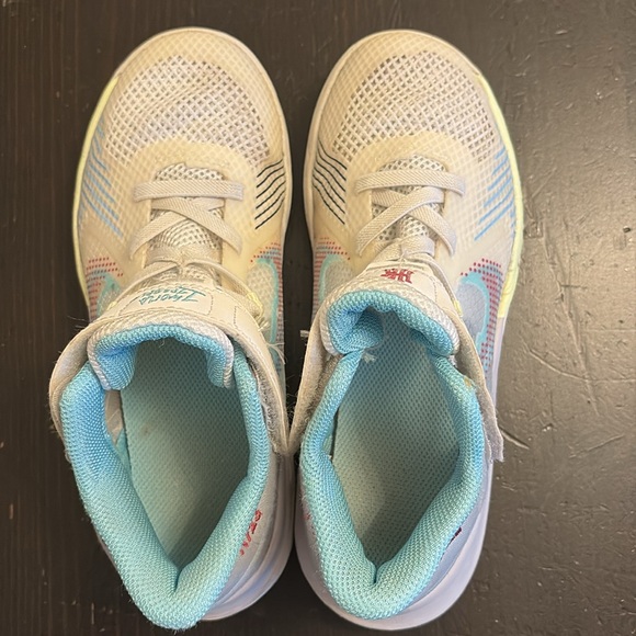 Nike x Kyrie Flytrap 5’1 World 1 People - Picture 5 of 7